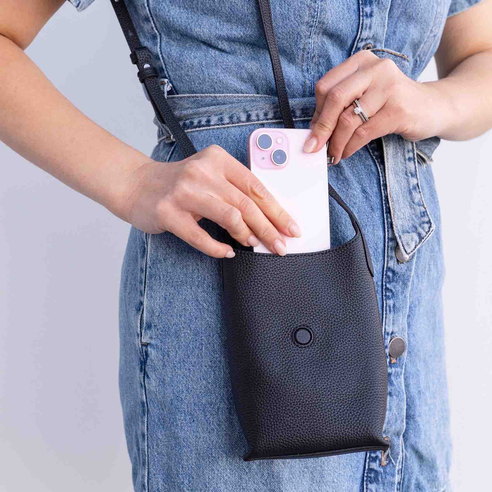 Leather black handbag with internal pockets