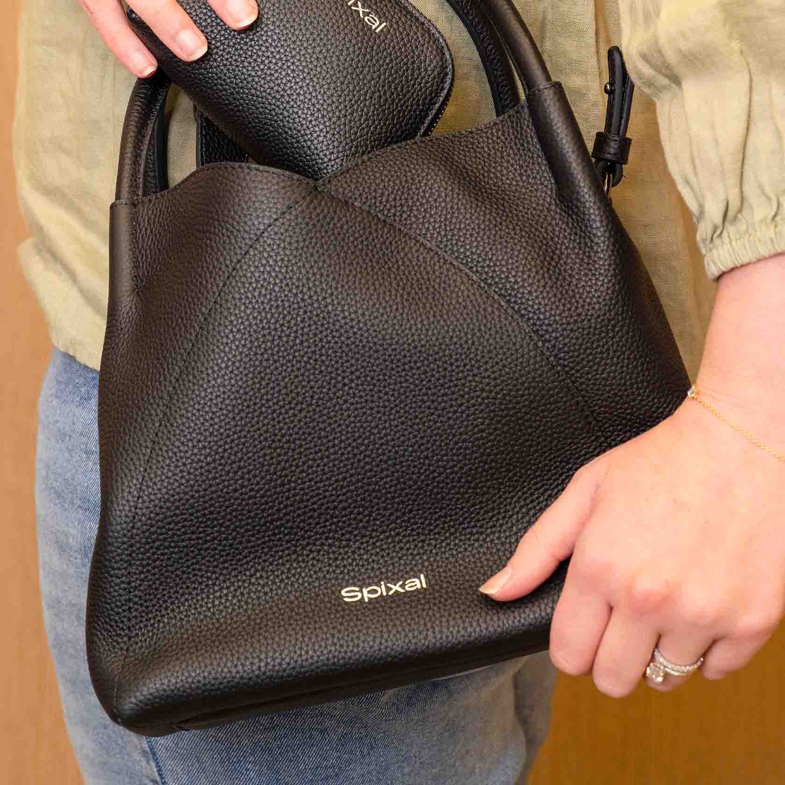 Leather black handbag with internal pockets