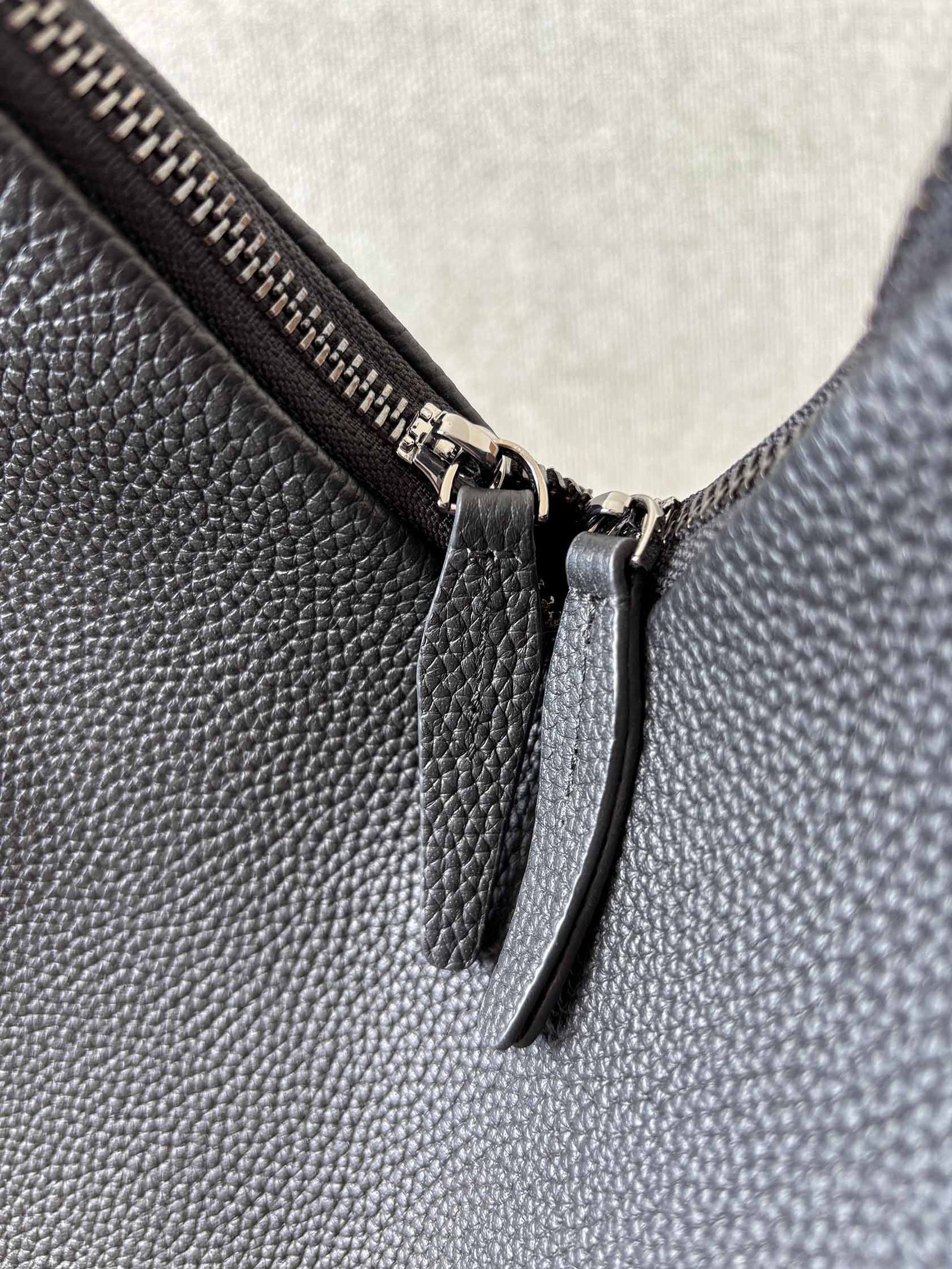 Leather black handbag with internal pockets