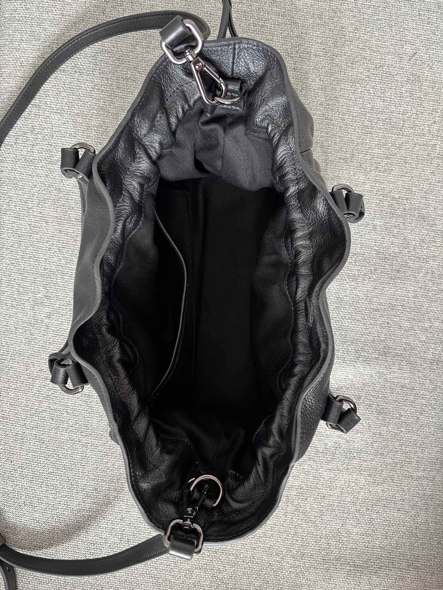 Leather black handbag with internal pockets